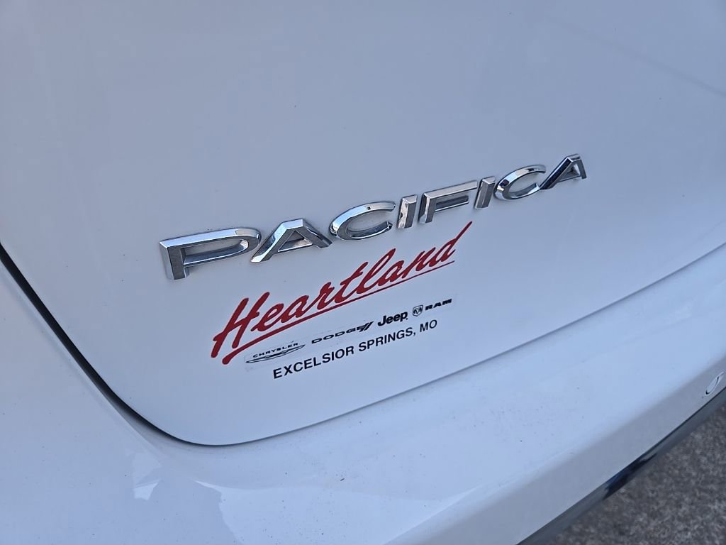 Used 2025 Chrysler Pacifica Select image 18