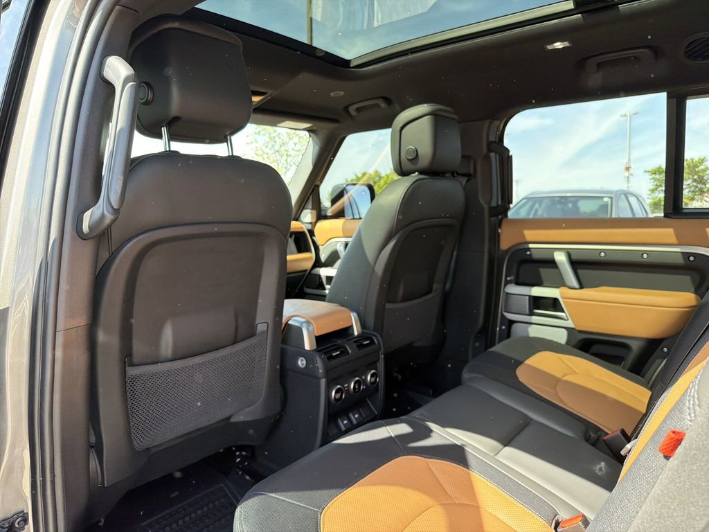Used 2023 Land Rover Defender 130 X-Dynamic SE image 11