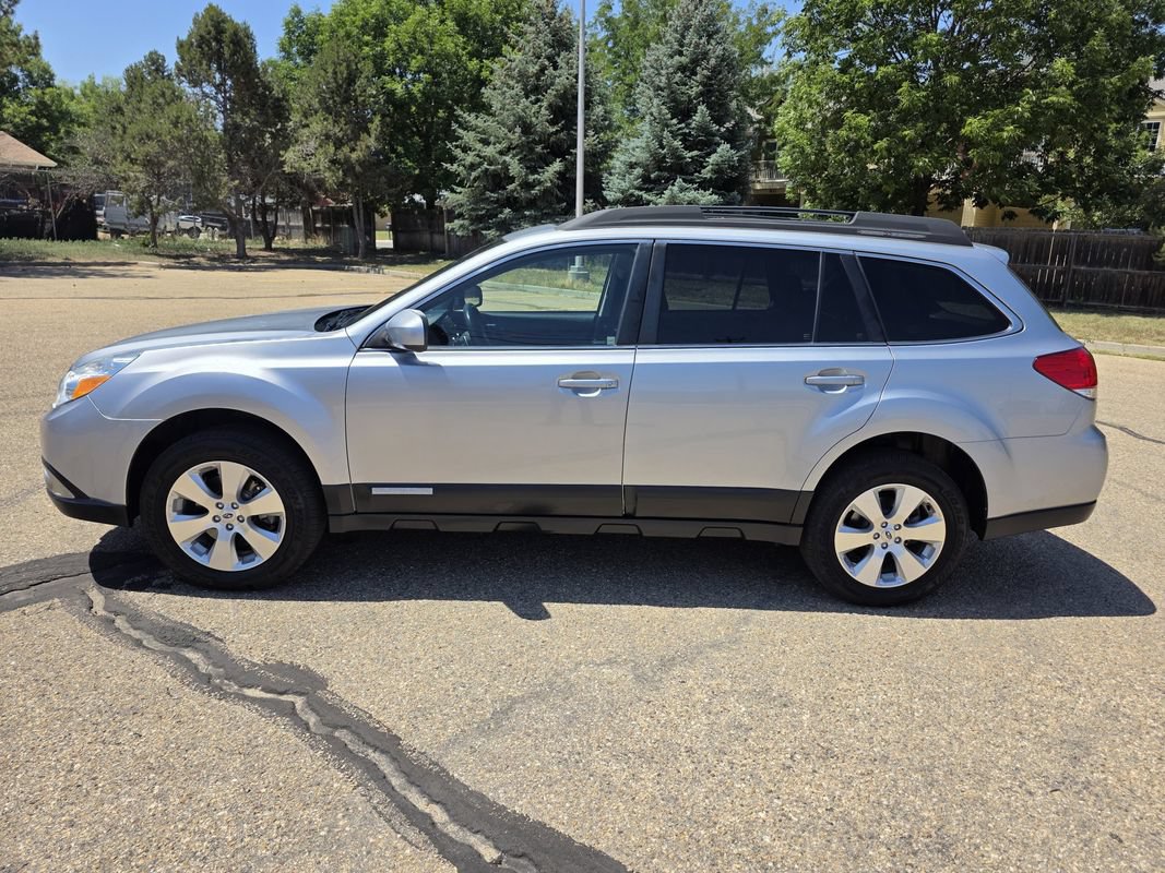 Used 2012 Subaru Outback 3.6R Limited w/ Moonroof Pkg AWD/4WD image 2