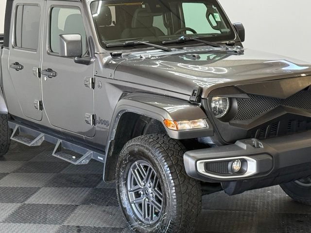 Certified 2024 Jeep Gladiator Sport AWD/4WD image 2