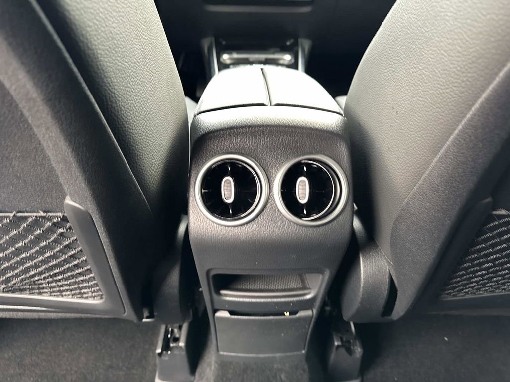 Used 2025 Mercedes-Benz GLB 250 4MATIC image 14