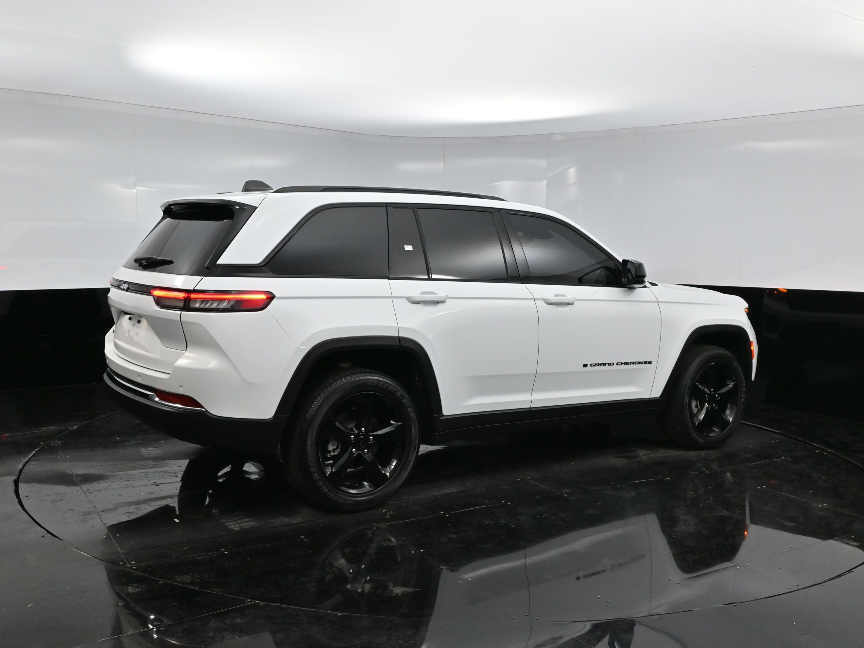 Used 2023 Jeep Grand Cherokee Altitude image 7