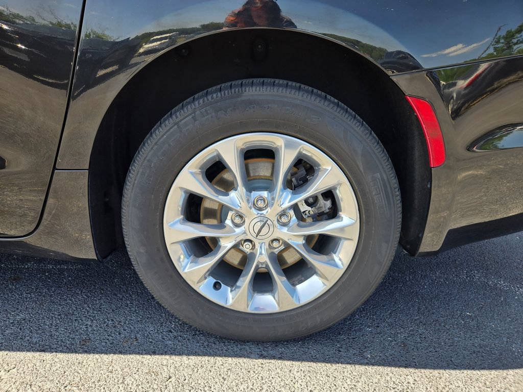 Used 2021 Chrysler Pacifica Touring-L w/ Uconnect Theater Family Group AWD/4WD image 9