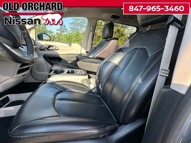 Used 2023 Chrysler Pacifica Touring-L FWD image 9
