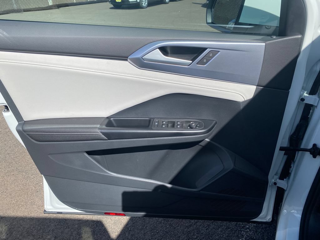 New 2026 Volkswagen Taos SE FWD image 13