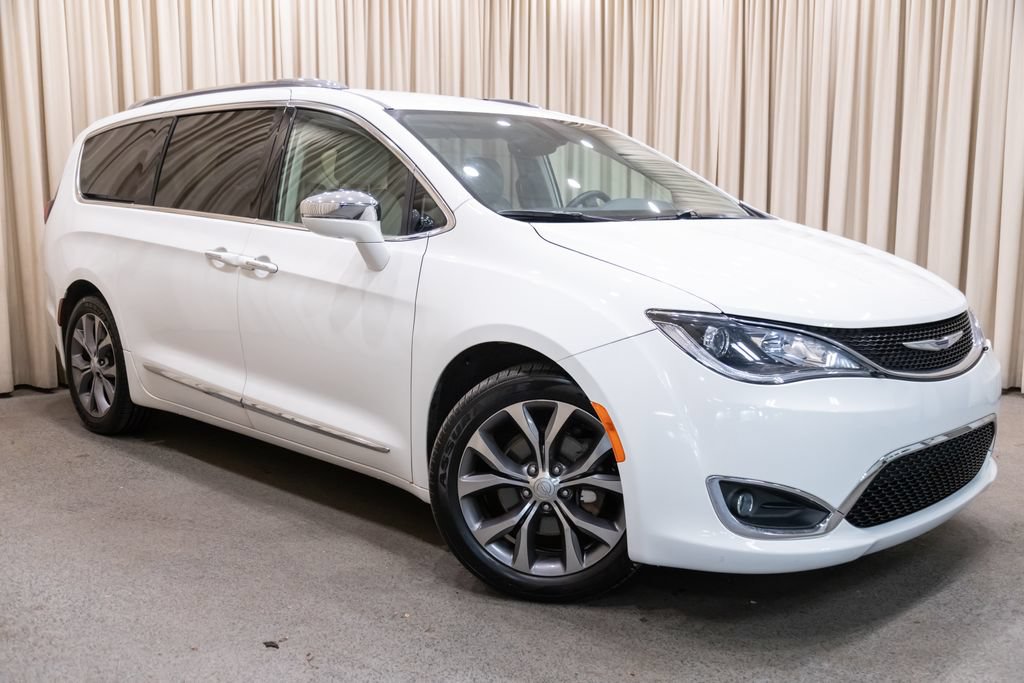 Used 2019 Chrysler Pacifica Limited FWD image 2