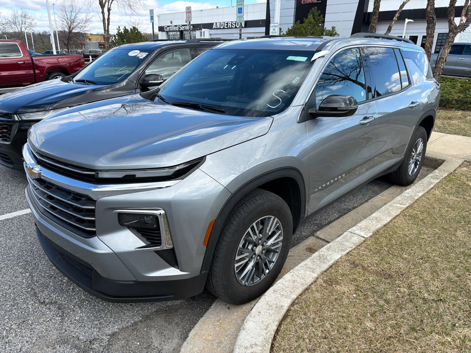 Used 2025 Chevrolet Traverse LT image 2