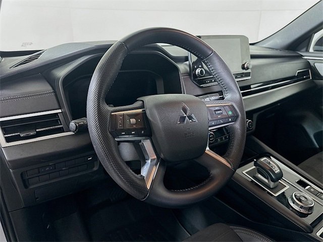 Used 2023 Mitsubishi Outlander SE image 9