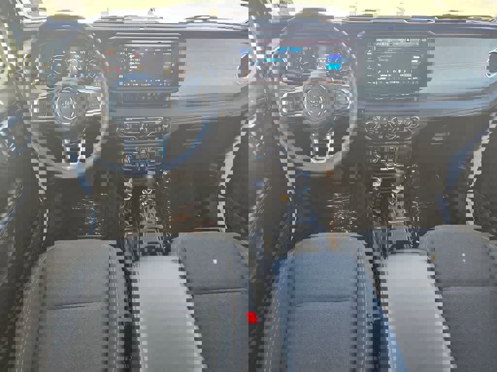 Used 2025 Jeep Wrangler Sahara image 9