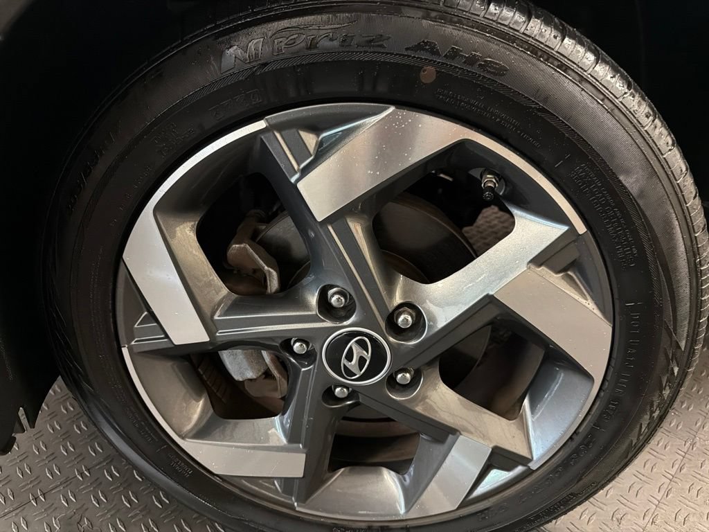 Used 2023 Hyundai Venue SEL FWD image 4