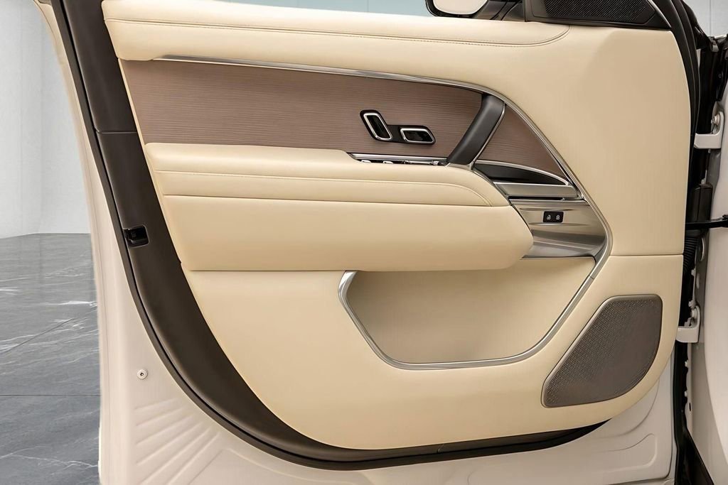 Used 2025 Land Rover Range Rover Autobiography image 21