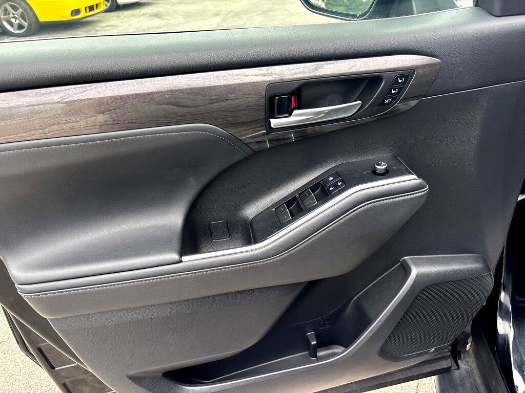 Used 2021 Toyota Highlander Limited image 12
