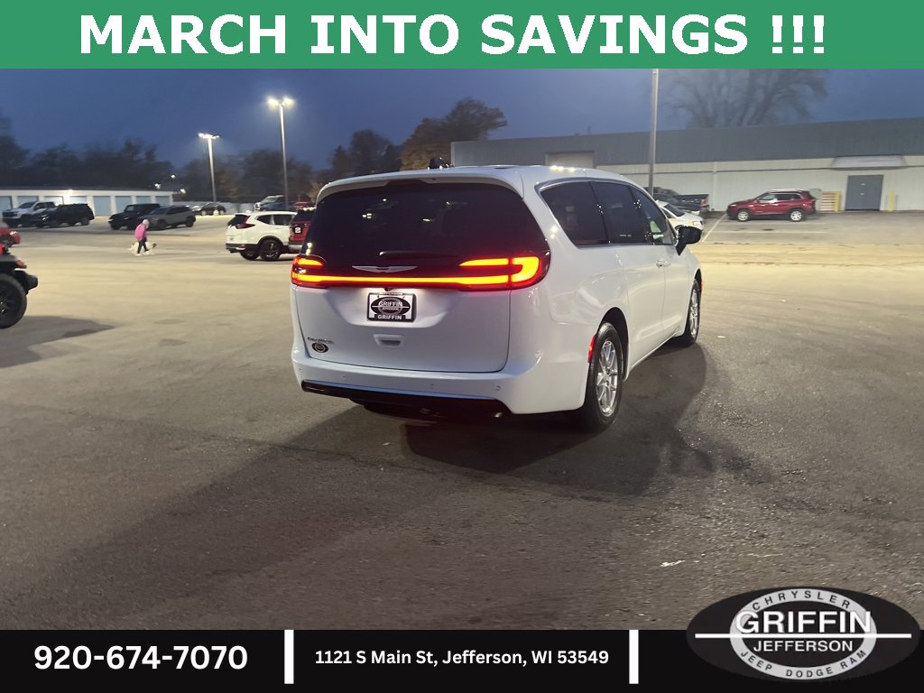 New 2026 Chrysler Pacifica Select image 10