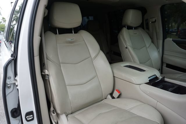 Used 2019 Cadillac Escalade ESV Luxury RWD image 2