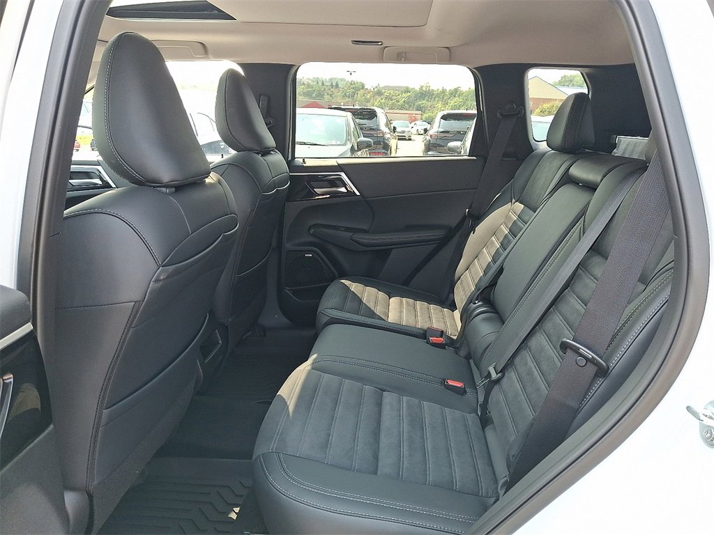 New 2025 Mitsubishi Outlander SE image 5