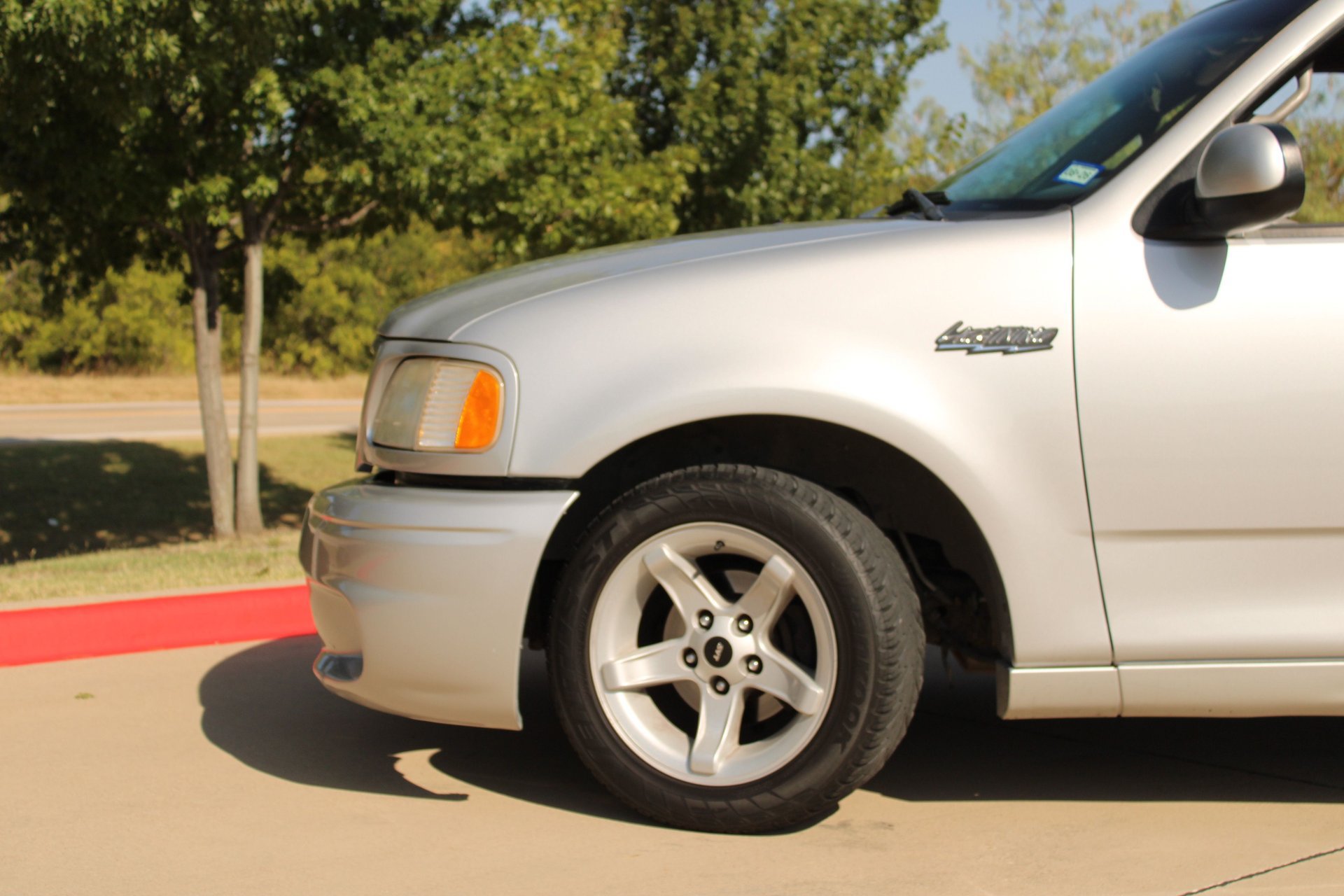 Used 2000 Ford F150 Lightning RWD image 26