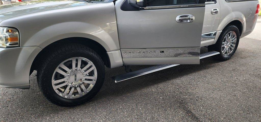 Used 2010 Lincoln Navigator L 4WD image 6