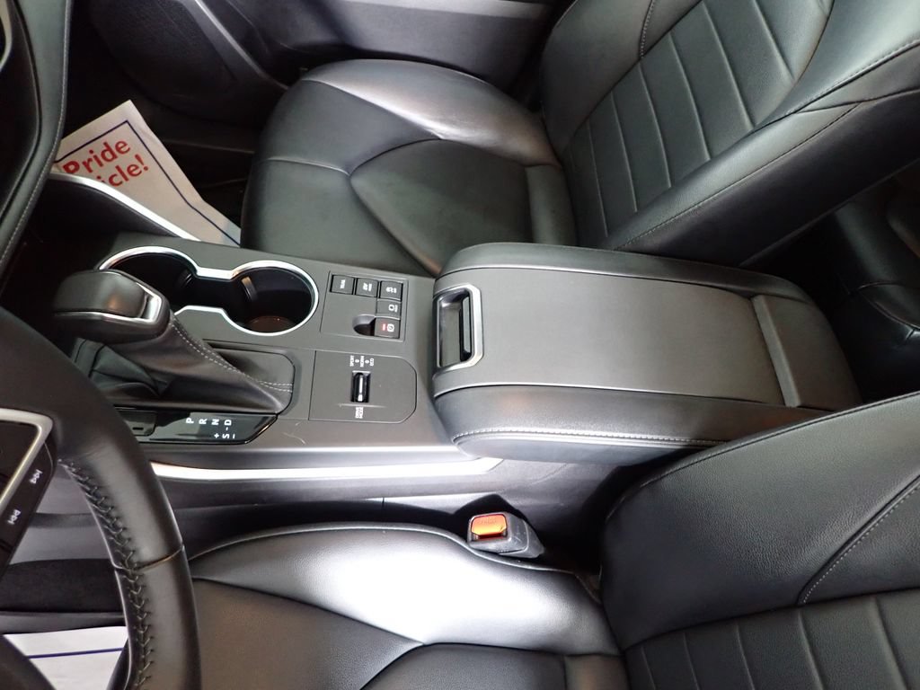 Used 2023 Toyota Highlander XLE AWD/4WD image 30