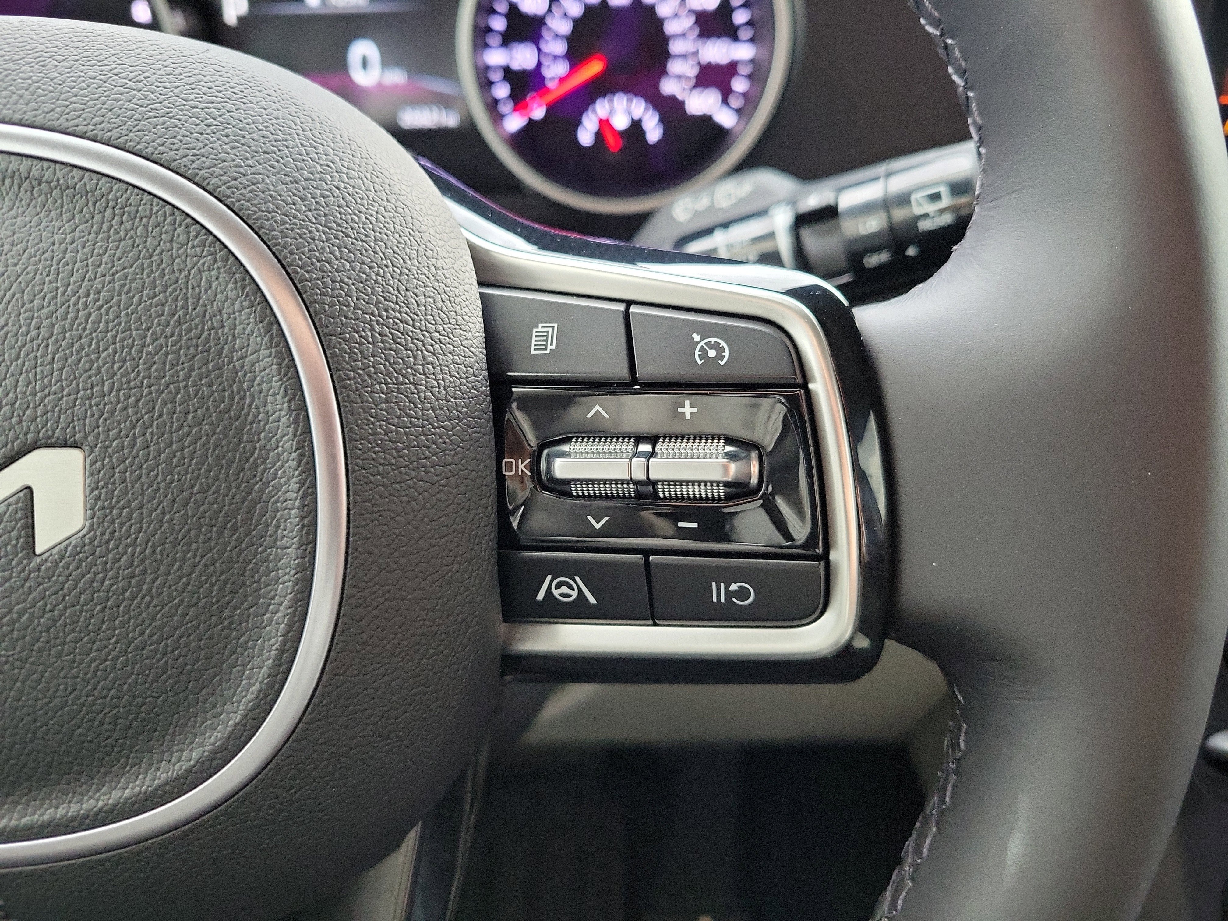 Certified 2023 Kia Carnival LX image 28