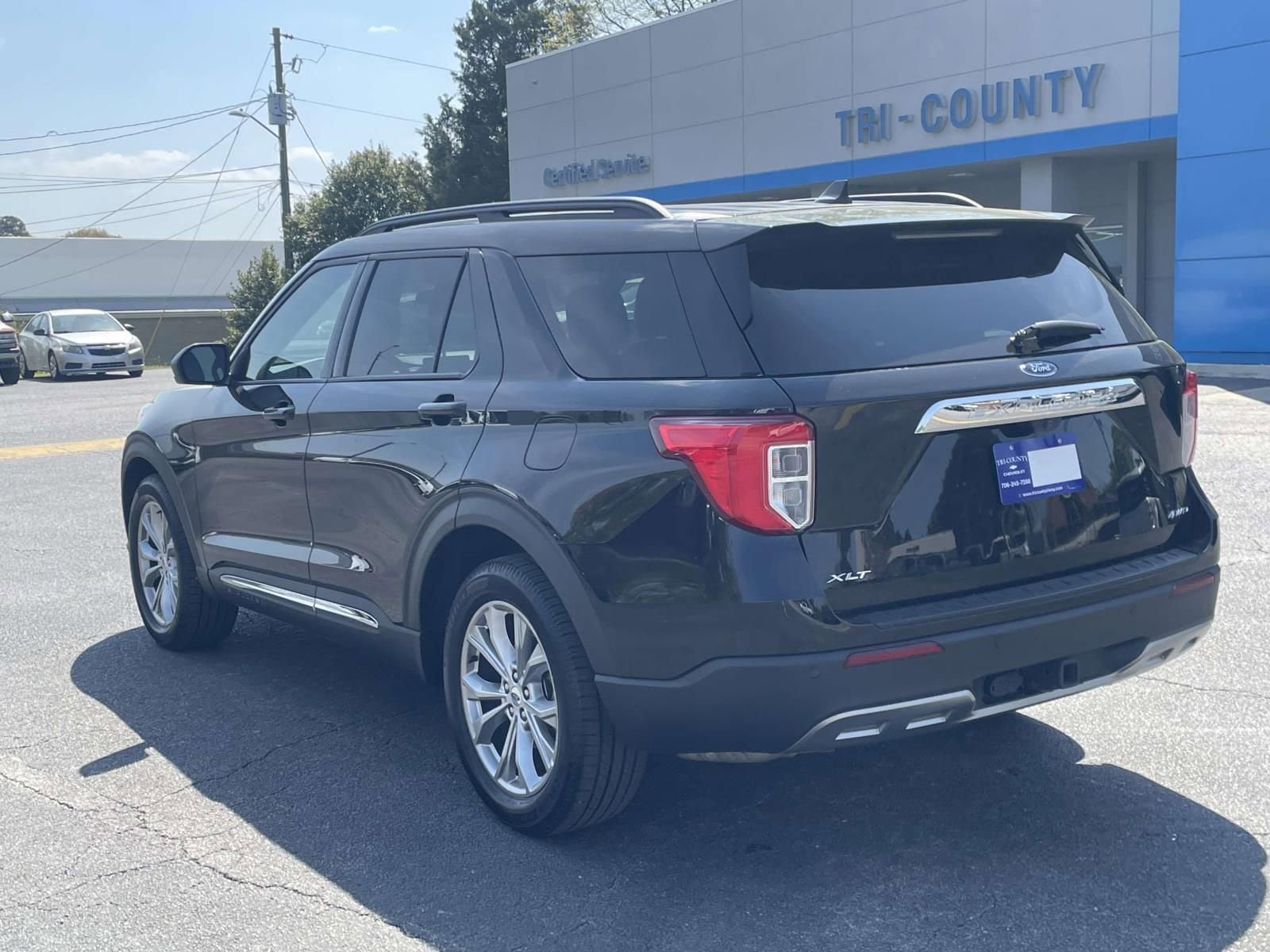 Used 2023 Ford Explorer XLT w/ Equipment Group 202A AWD/4WD image 5