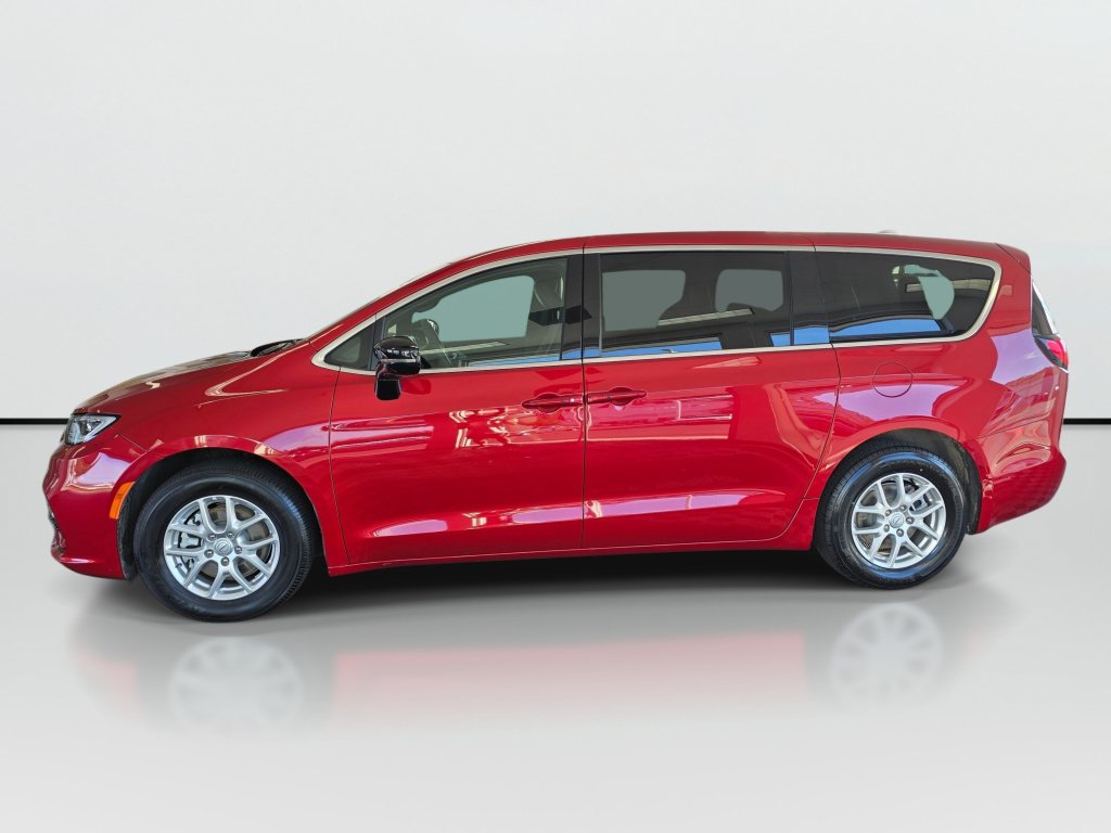 Used 2025 Chrysler Pacifica Select FWD image 2