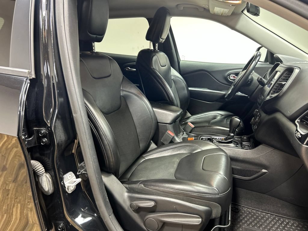 Certified 2019 Jeep Cherokee Latitude Plus AWD/4WD image 37