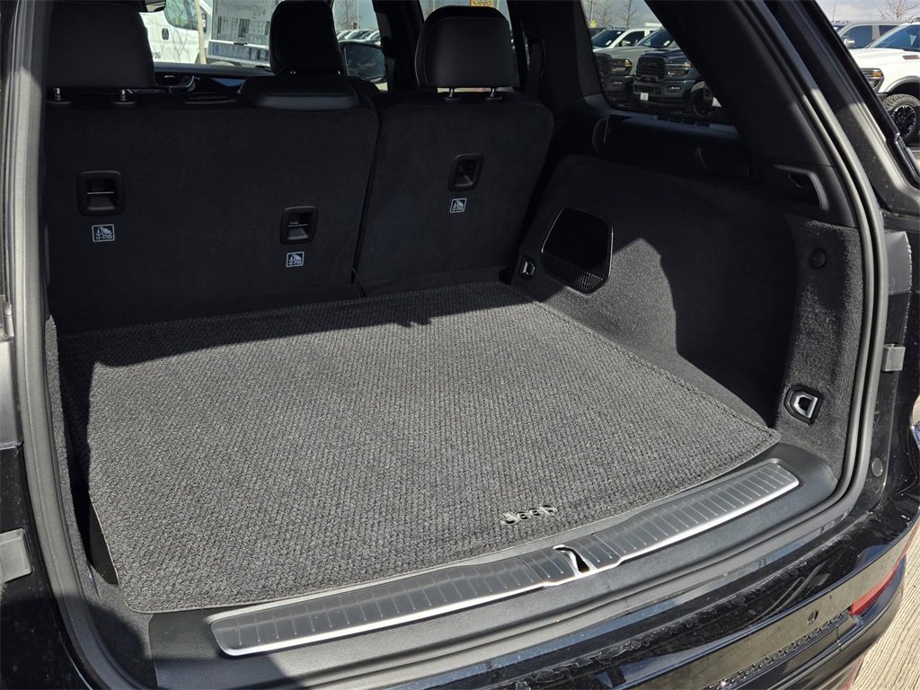 New 2025 Jeep Grand Cherokee Summit image 11