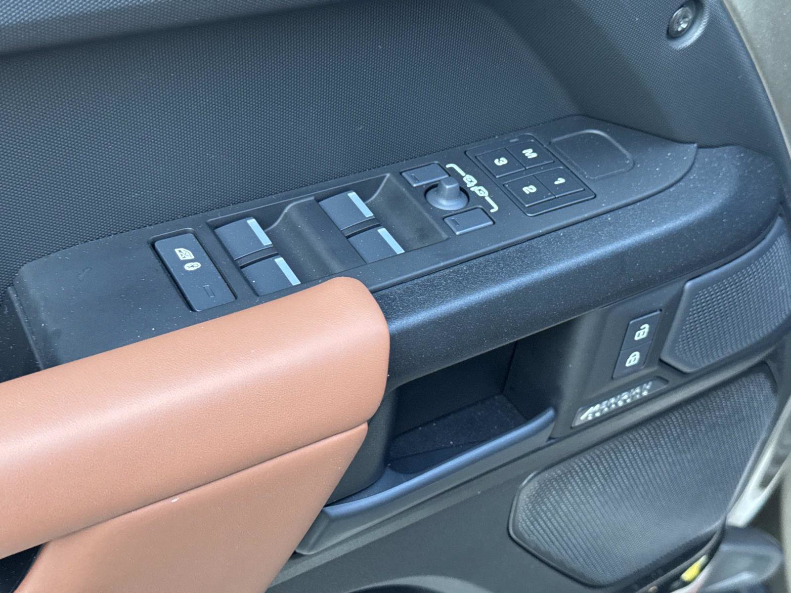 Used 2025 Land Rover Defender 110 image 19