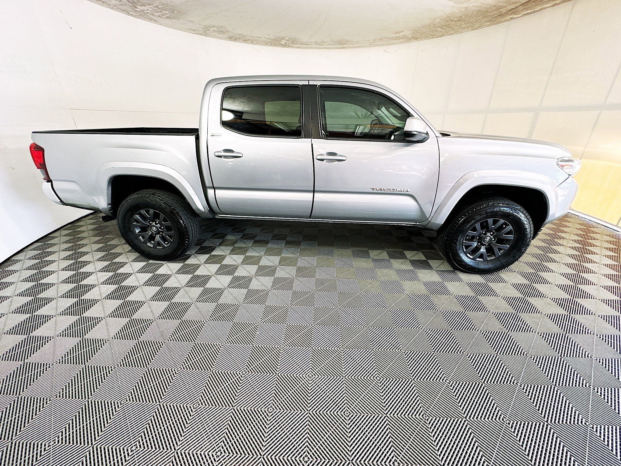 Used 2021 Toyota Tacoma SR5 RWD image 2