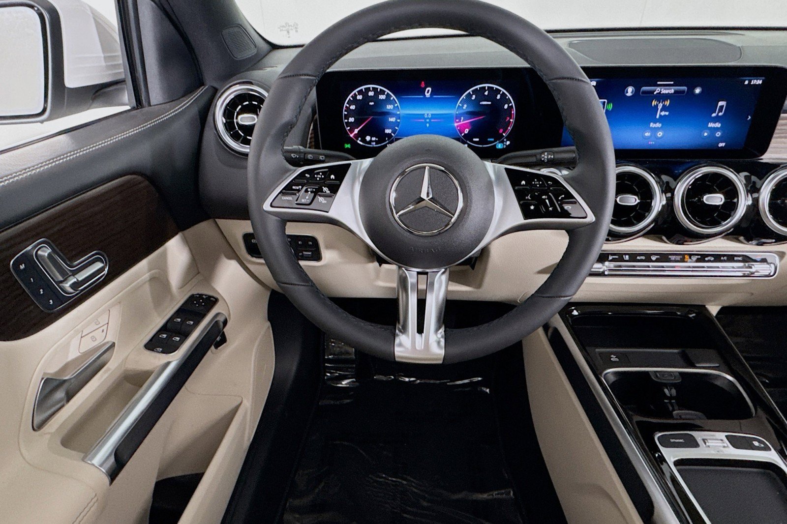 New 2026 Mercedes-Benz GLB 250 image 4