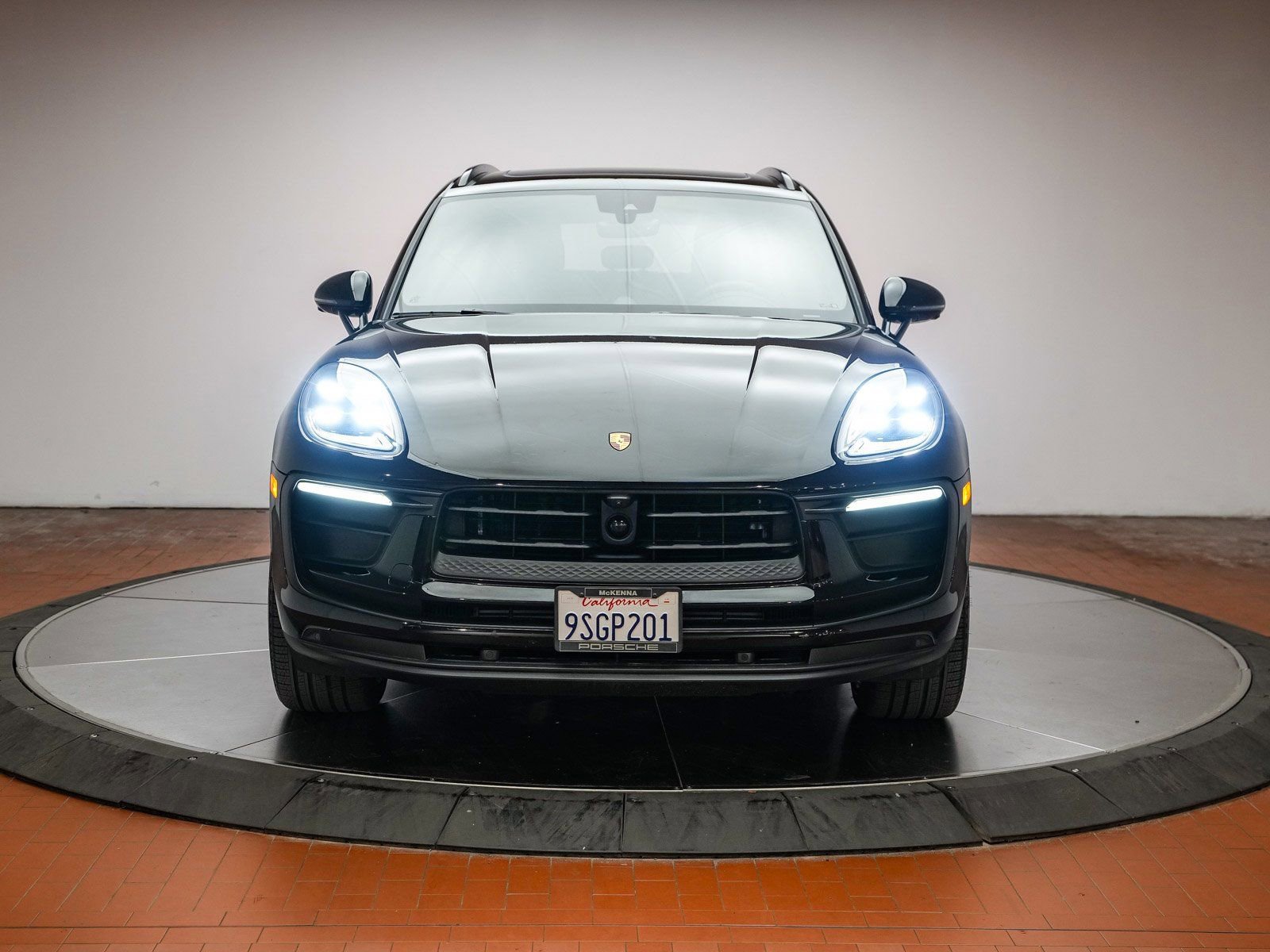 Certified 2025 Porsche Macan image 14