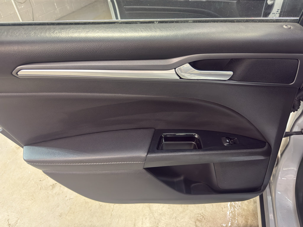 Used 2016 Ford Fusion Titanium FWD image 28