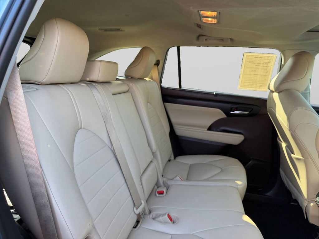 Used 2021 Toyota Highlander XLE AWD/4WD image 18