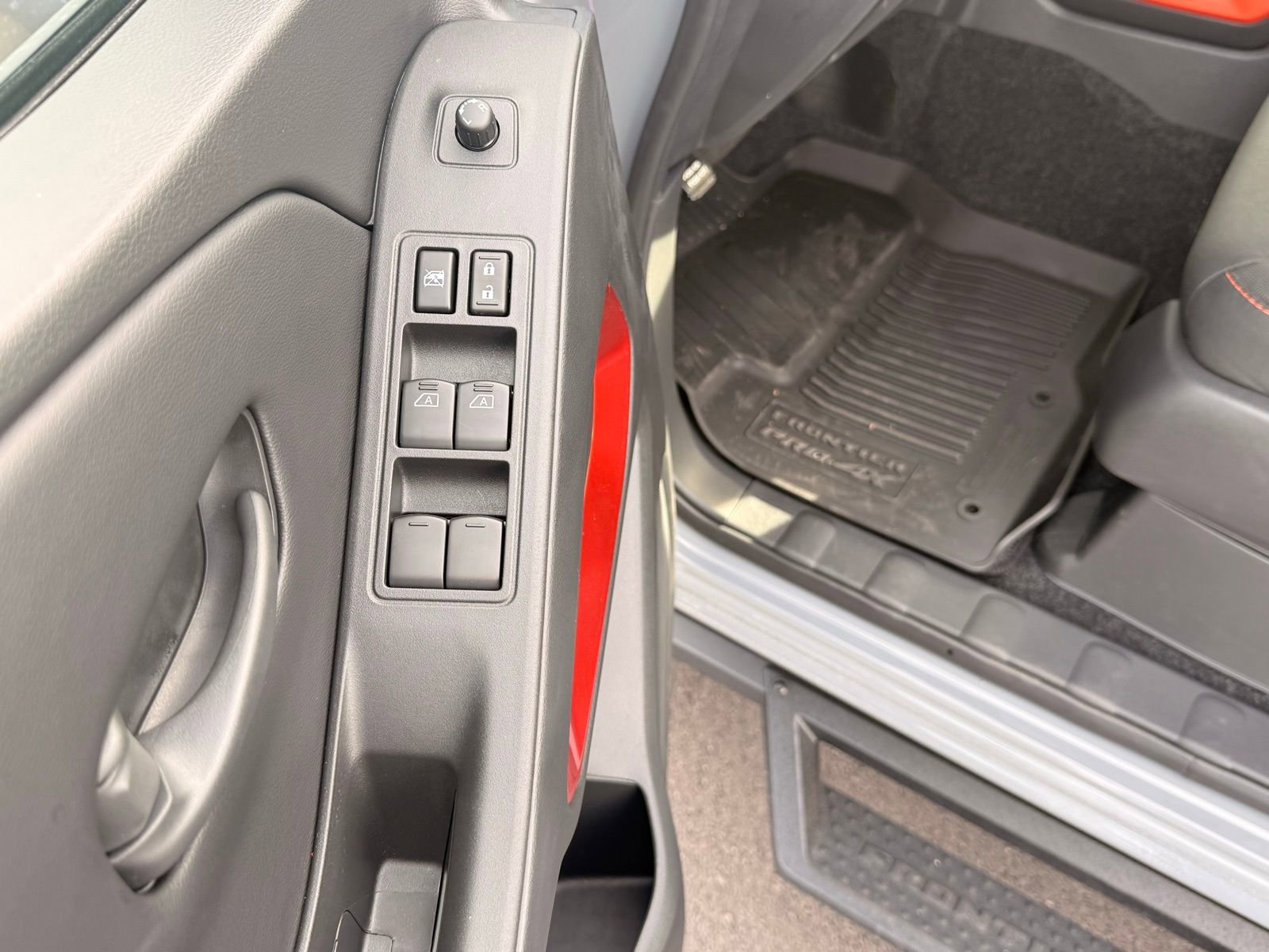 New 2026 Nissan Frontier PRO-4X w/ Pro-4x Convenience Package image 12