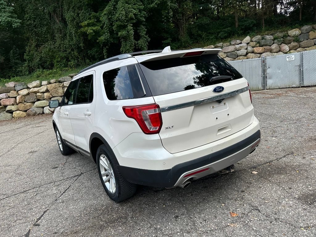 Used 2017 Ford Explorer XLT w/ Equipment Group 202A FWD image 4