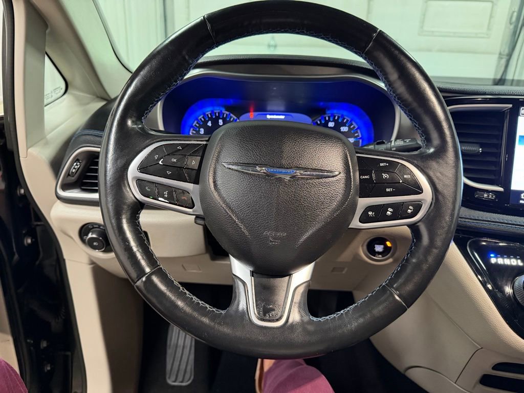 Used 2021 Chrysler Pacifica Touring w/ Cold Weather Group FWD image 39