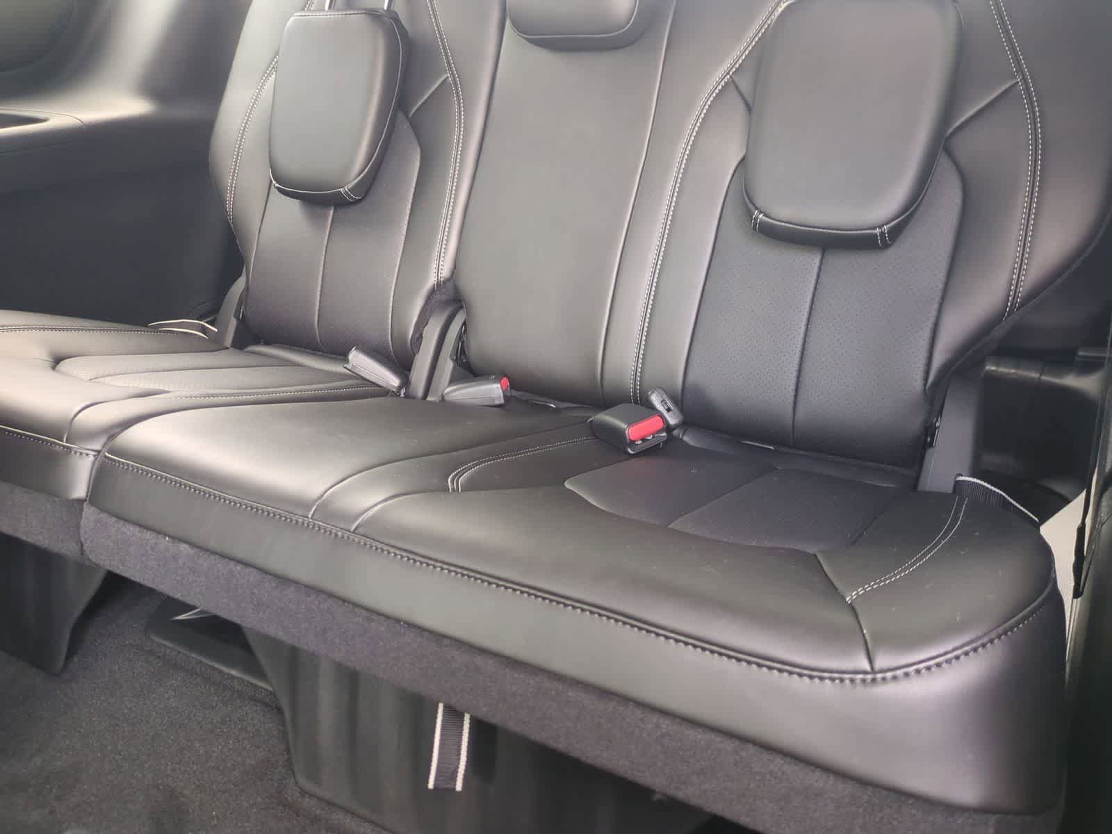 New 2027 Chrysler Pacifica Select FWD image 36