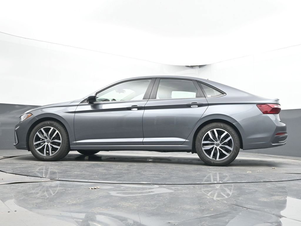 Used 2025 Volkswagen Jetta SE image 41