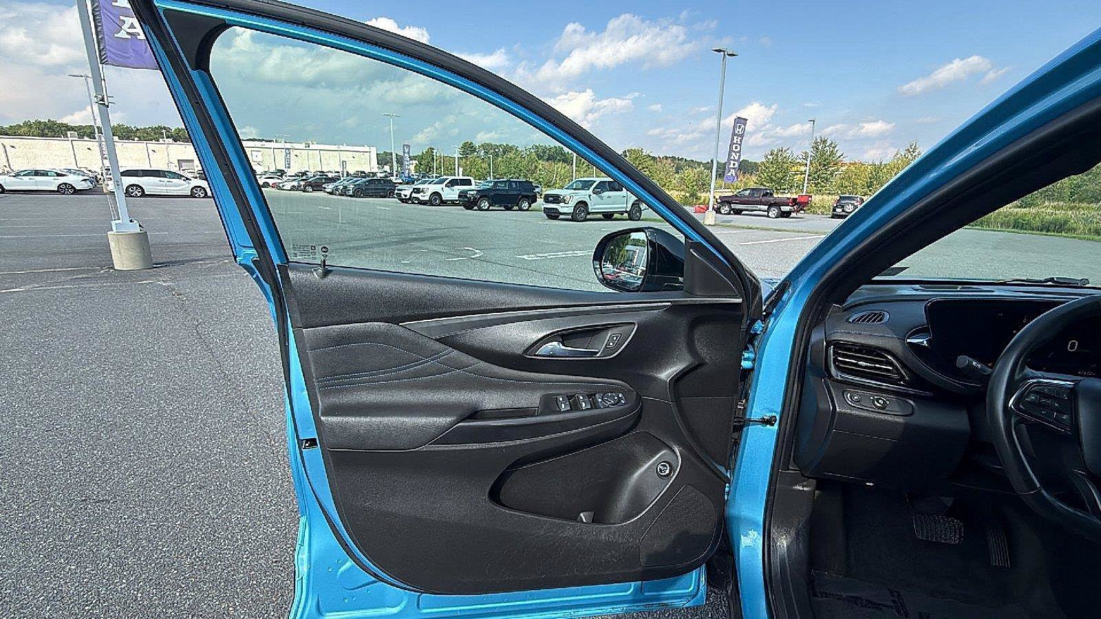 Used 2025 Buick Envista Sport Touring w/ Experience Buick Package FWD image 23