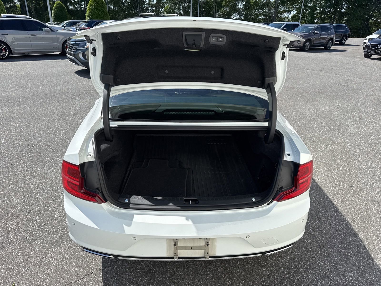 Used 2018 Volvo S90 T6 Momentum w/ Convenience Package AWD/4WD image 10
