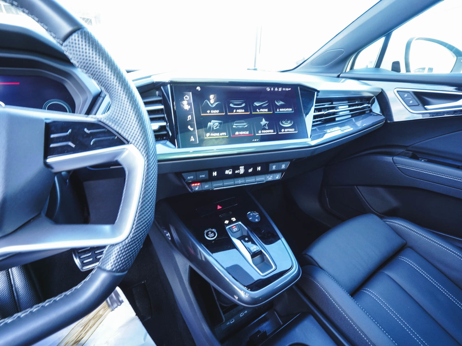 Used 2025 Audi Q4 e-tron Premium image 17