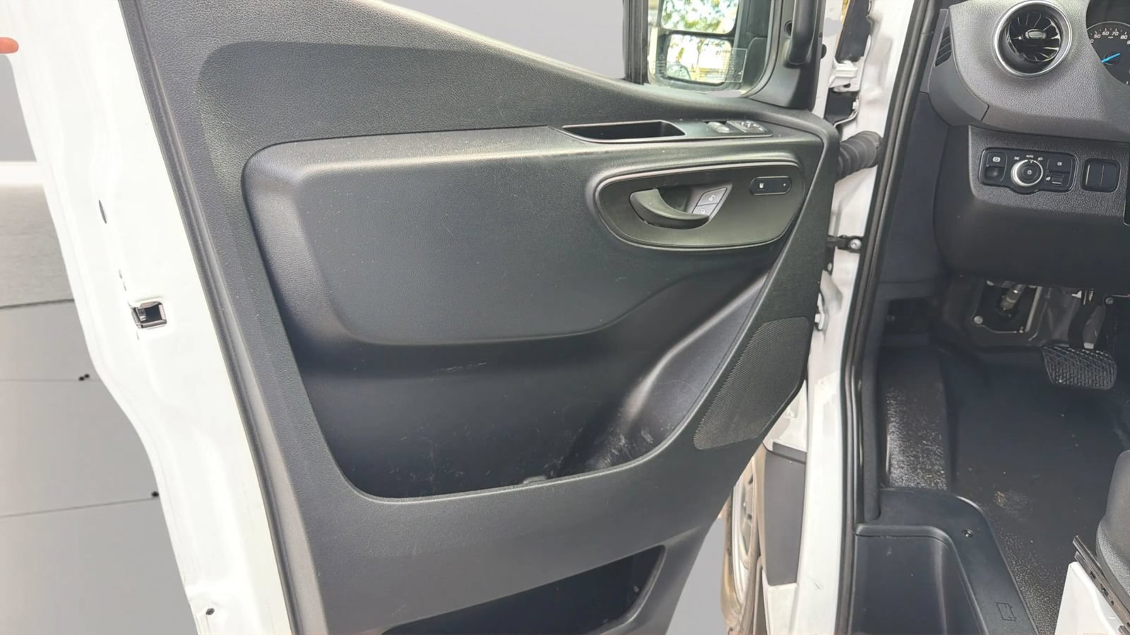 Used 2024 Mercedes-Benz eSprinter 170 Cargo image 24