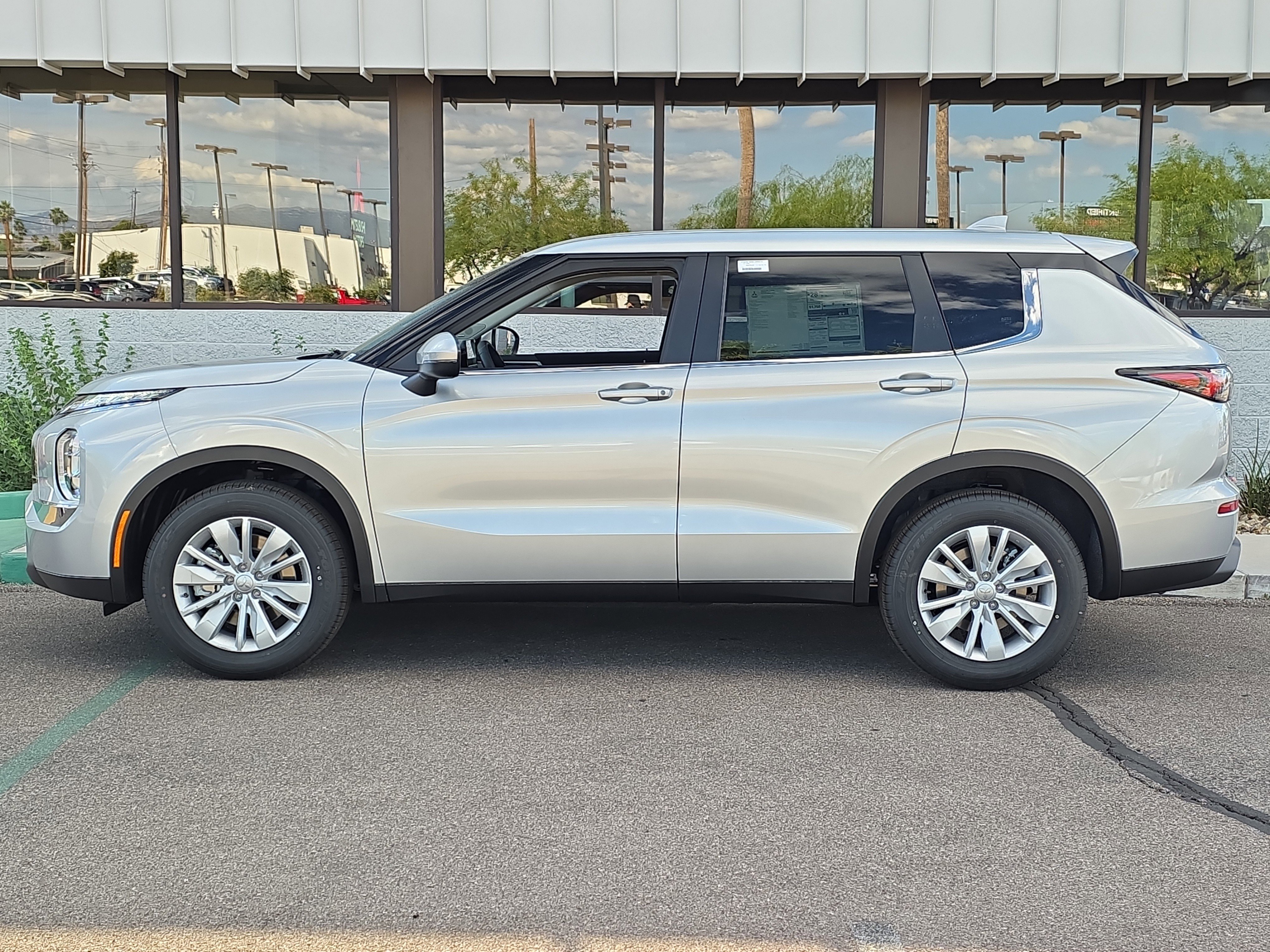 New 2026 Mitsubishi Outlander ES FWD image 4