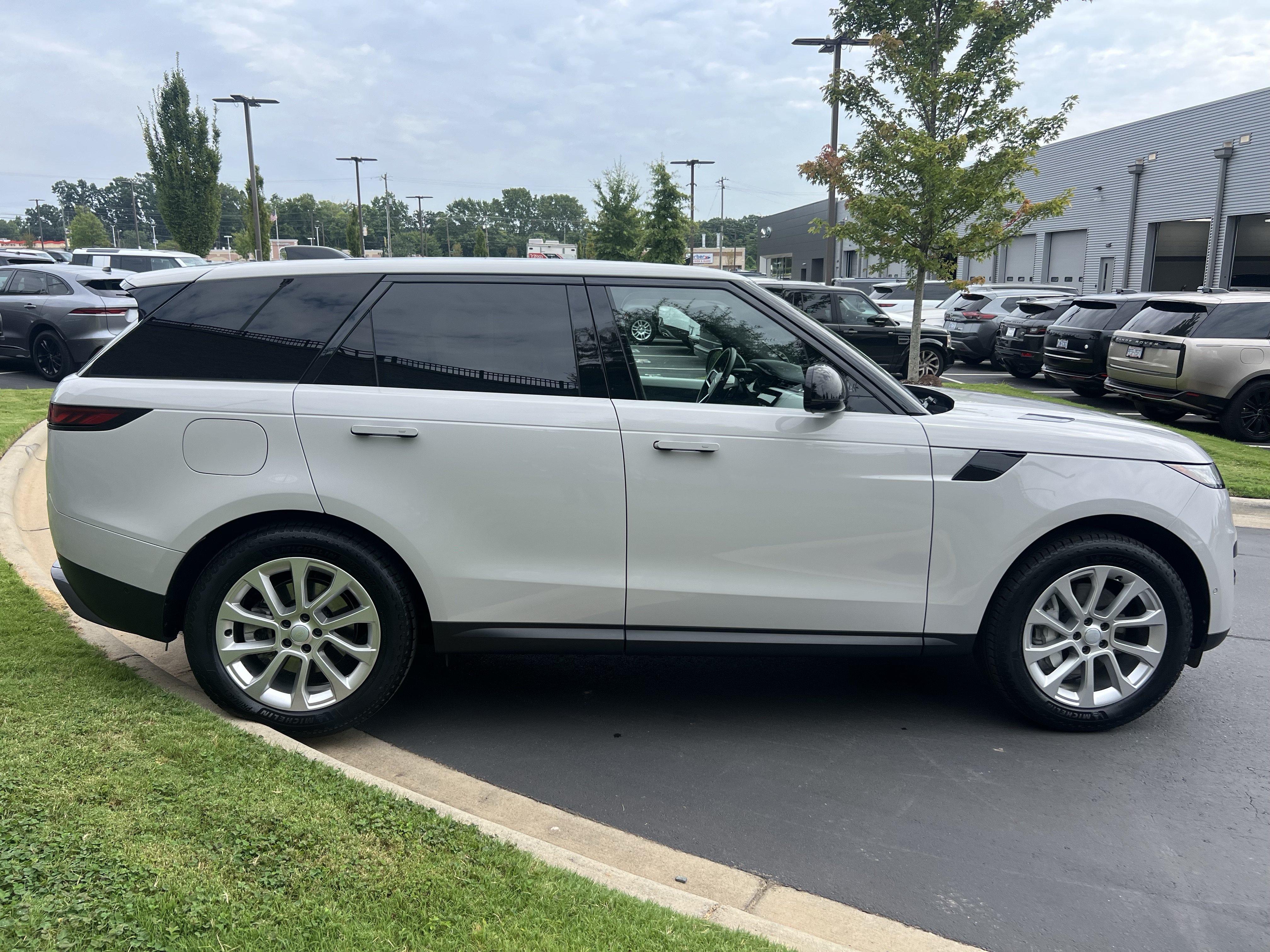 Used 2024 Land Rover Range Rover Sport SE AWD/4WD image 8