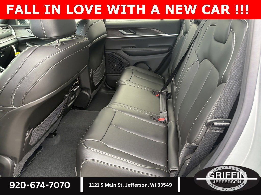 New 2025 Jeep Grand Cherokee Limited w/ Black Appearance Package image 17