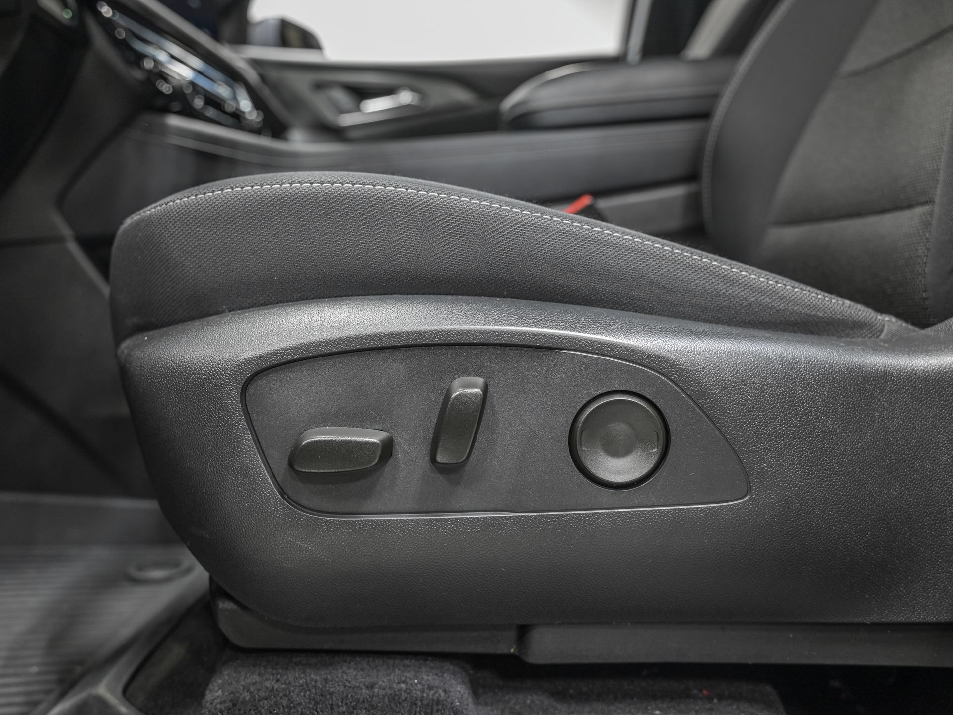 Used 2025 Chevrolet Traverse LT FWD image 14