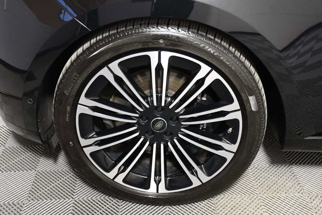 Used 2025 Land Rover Range Rover Long Wheelbase Autobiography image 11