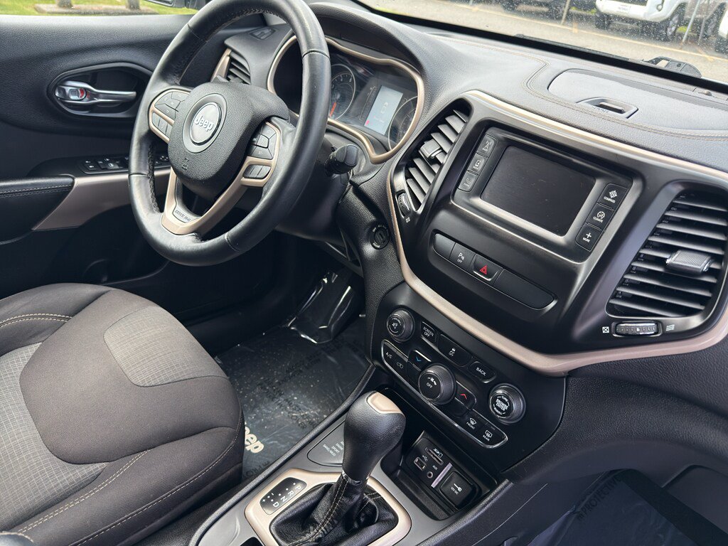 Used 2017 Jeep Cherokee Latitude w/ Safety/Convenience Group AWD/4WD image 17