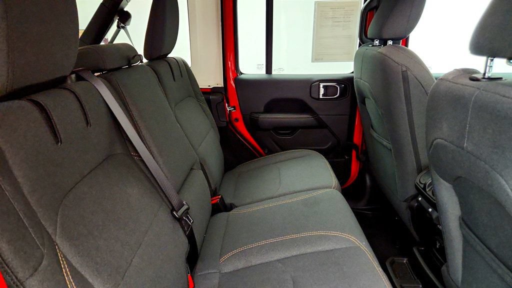 Used 2025 Jeep Wrangler Unlimited Sahara w/ Safety Group AWD/4WD image 24