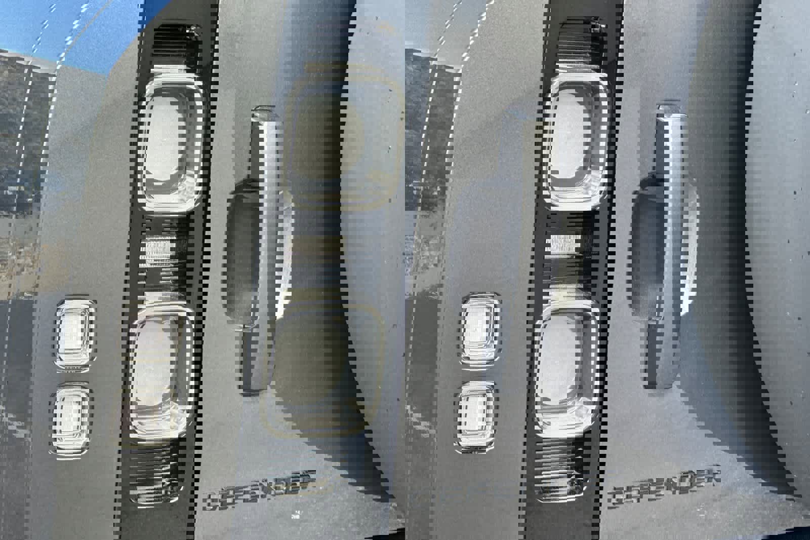 Used 2025 Land Rover Defender 110 V8 image 34